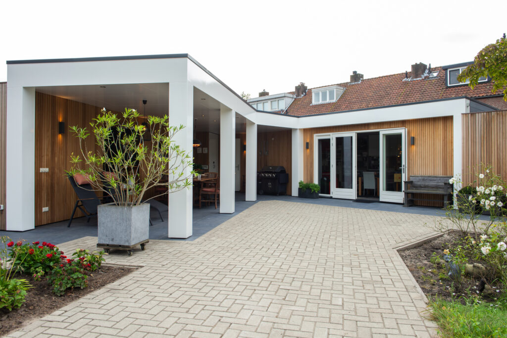Royaal buitenverblijf met overkapping