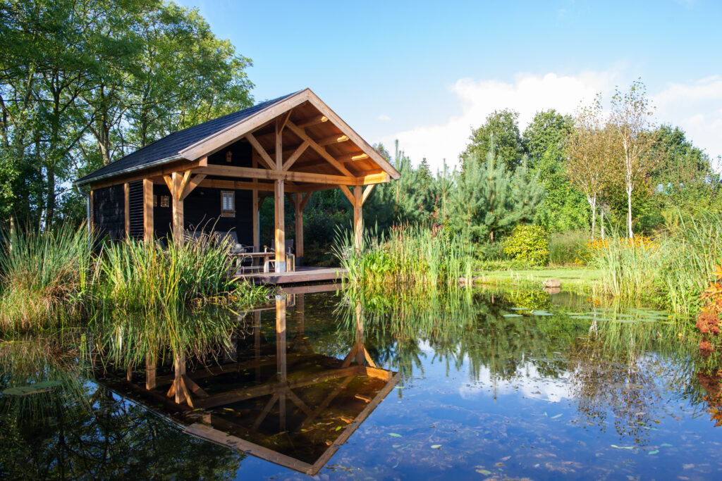 Authentiek tuinhuis aan vijver