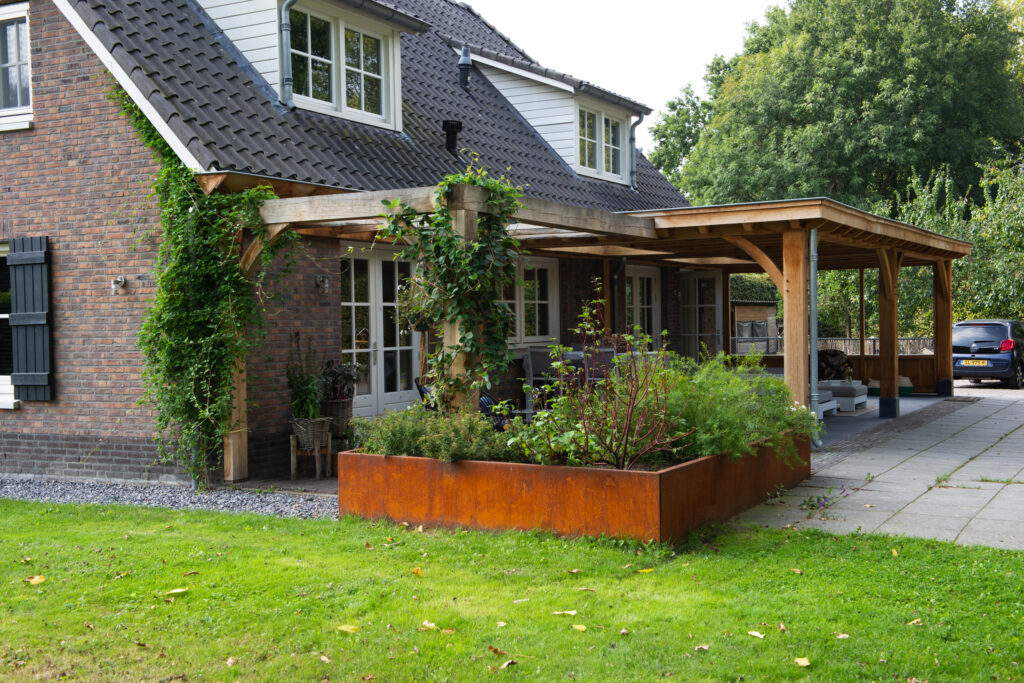 Robuuste aanbouw met pergola