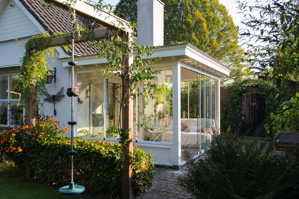 Schitterende aanbouw met glazen schuifwanden